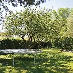 בית נופש 2 Bedroom Stunning In אוטרופ